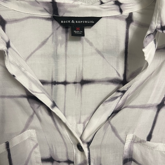 Rock & Republic Medium Button Down 🖤 - Picture 2 of 3